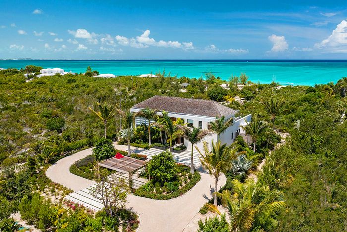 Aqua Verde Villa is located in Leeward on Grace Bay Beach