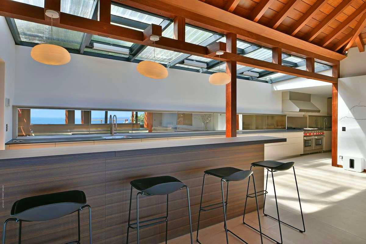 Kitchen and breakfast bar