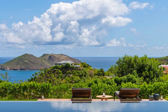 EVA Villa is located located in Colombier overlooking Flamands Bay