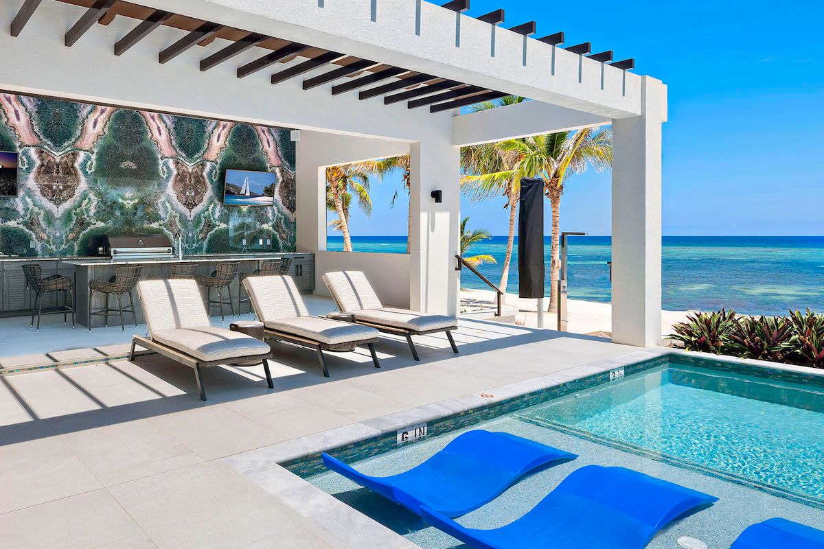 Poolside outdoor kitchen 