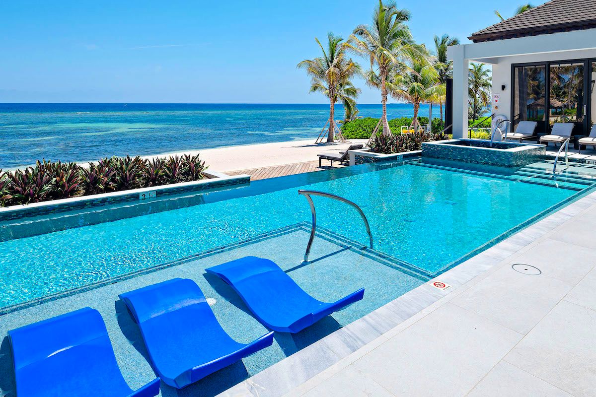 Pool with views of the beach