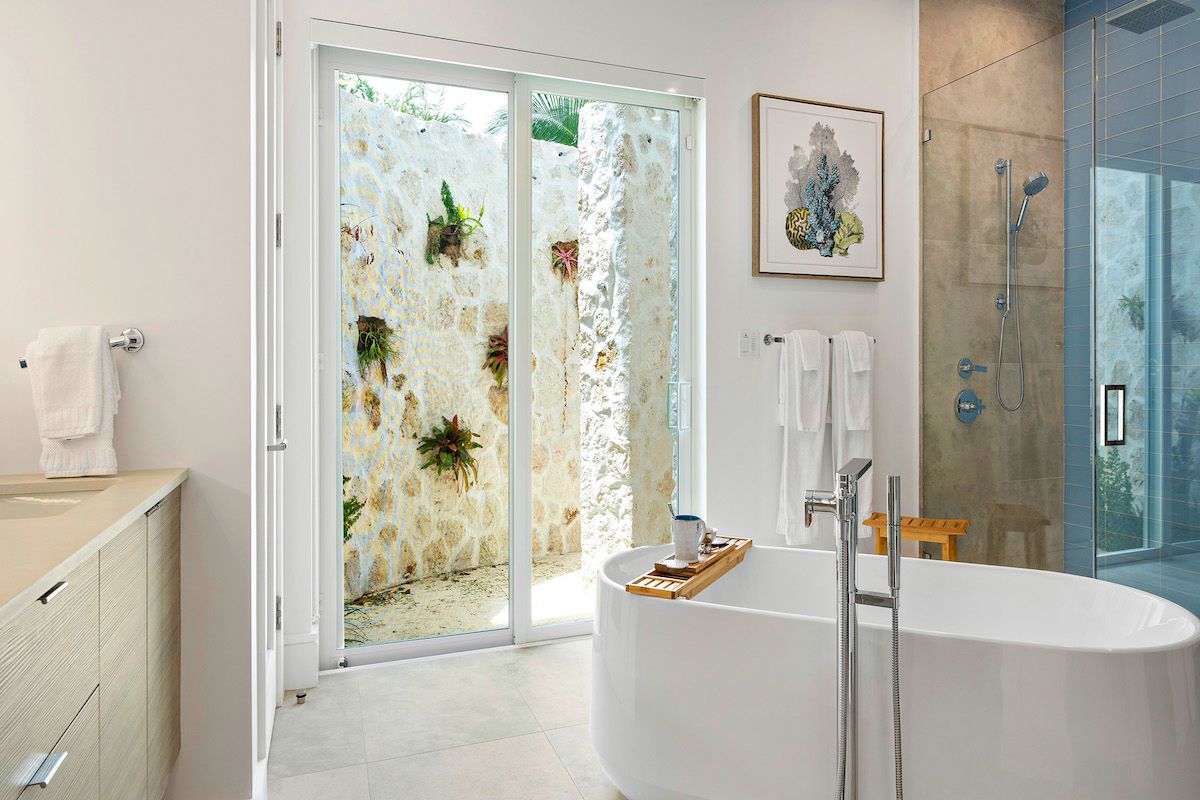 Ensuite with bath tub 