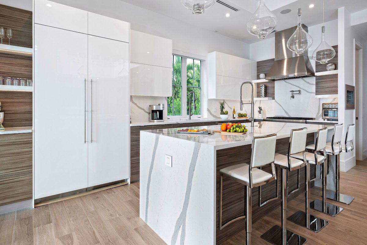 Fully equipped kitchen with breakfast bar