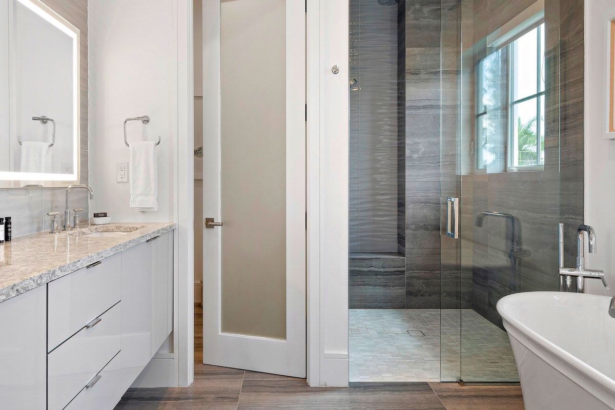 Ensuite with bath tub 