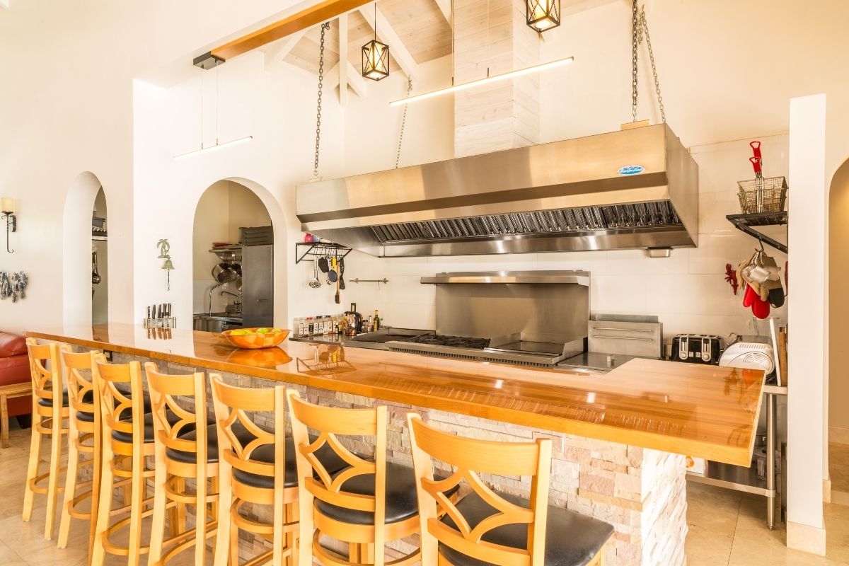 Kitchen and breakfast bar