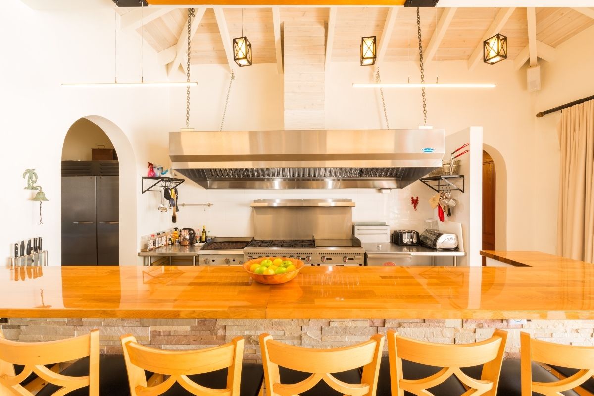 Kitchen and breakfast bar