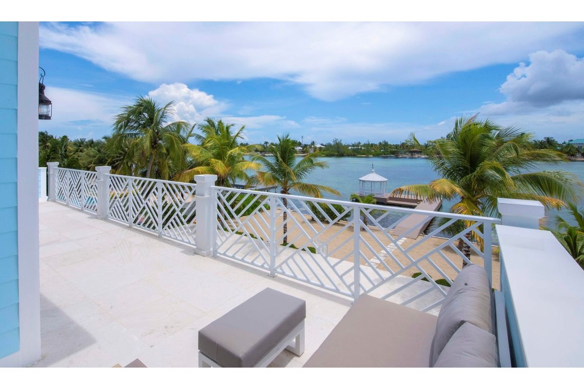 Upper level balcony patio