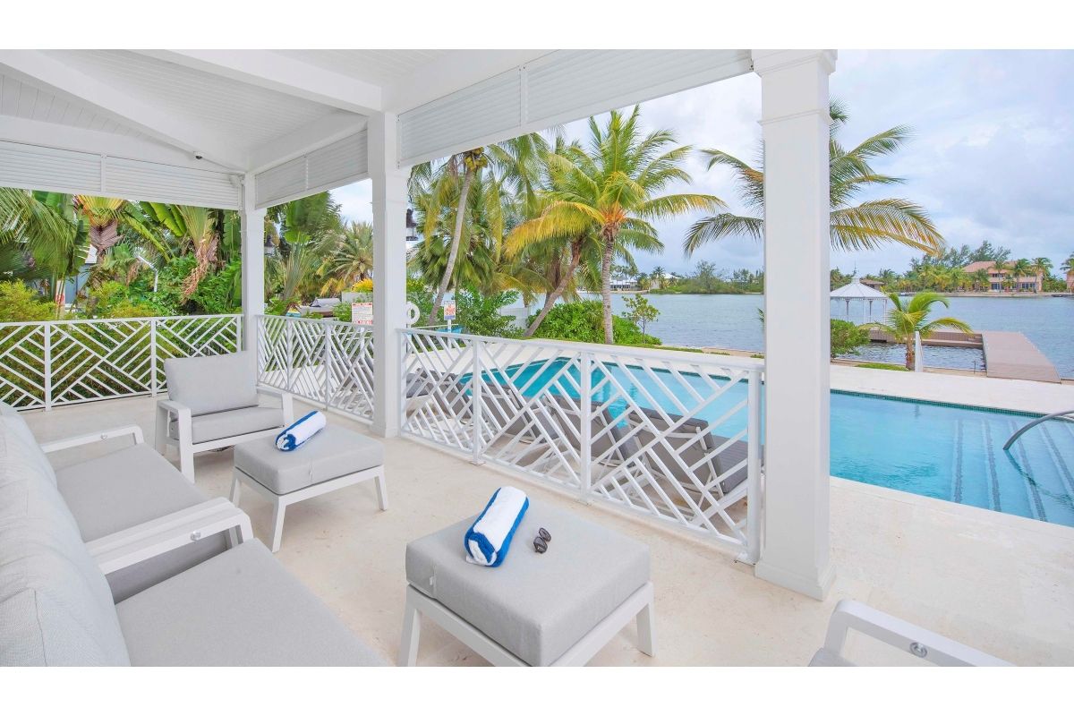 Upper level balcony patio