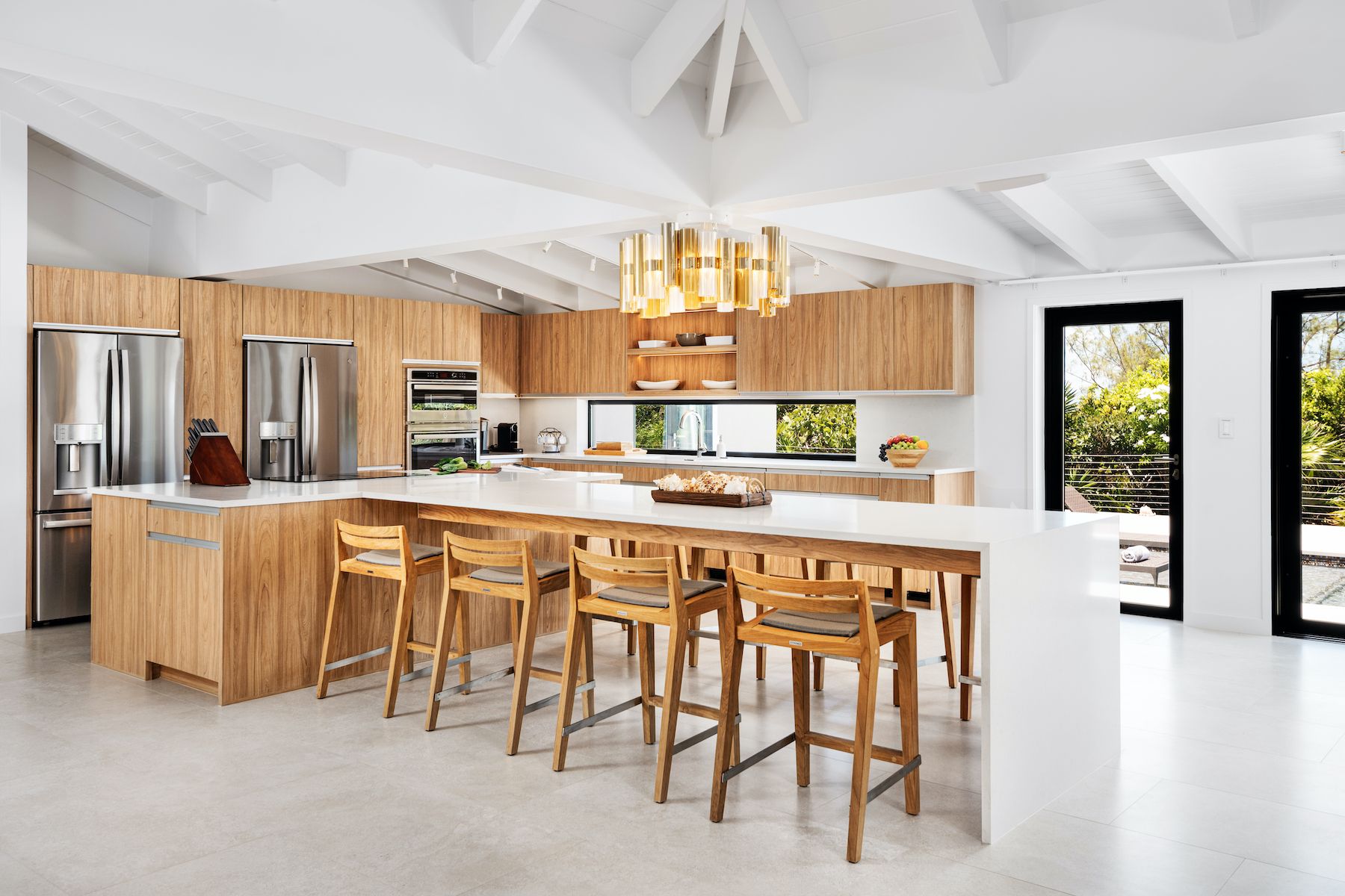 Fully equipped kitchen with seating