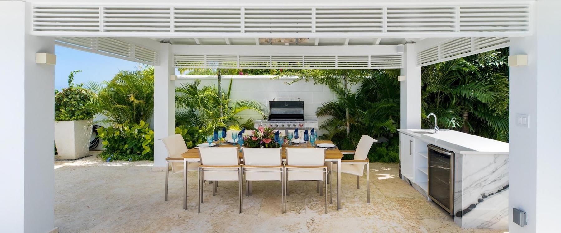 Alfresco Dining/ Outdoor kitchen with grill