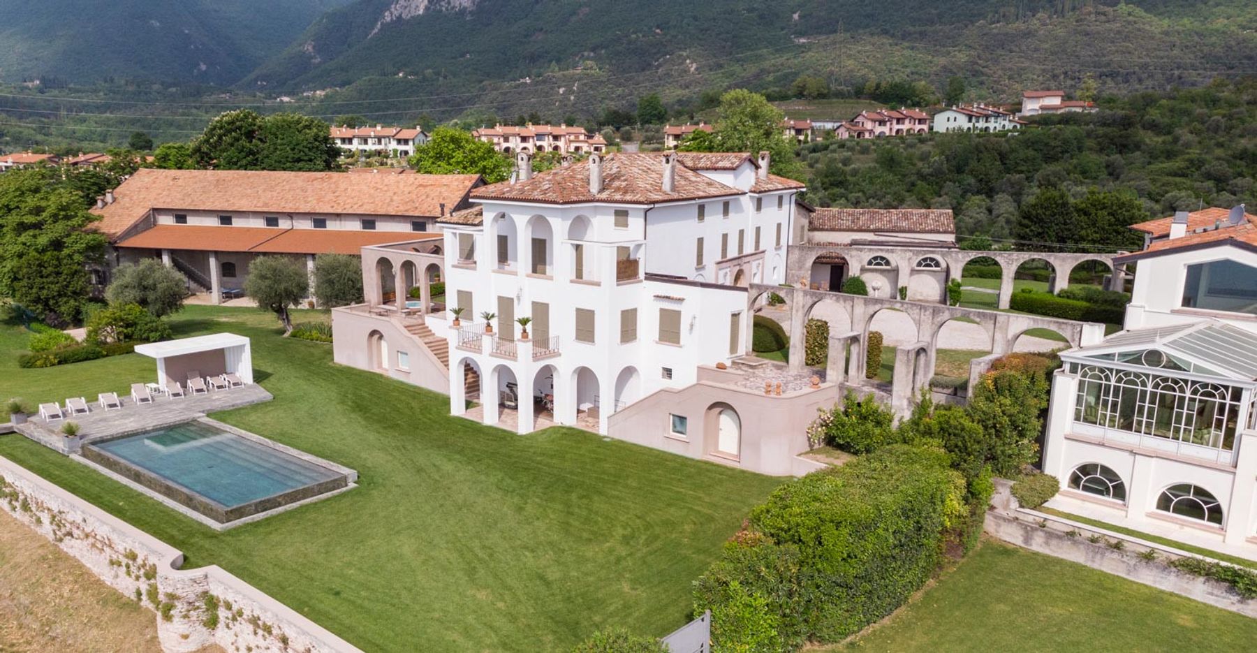 Vista Lago villa photo.