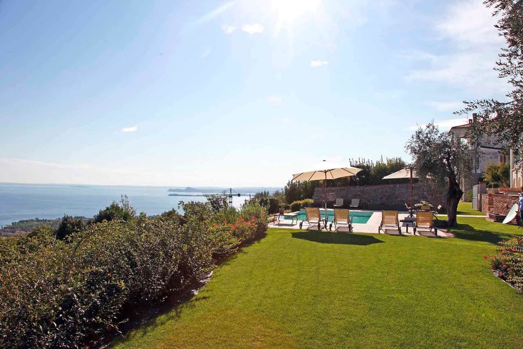 Vista Lago villa photo.