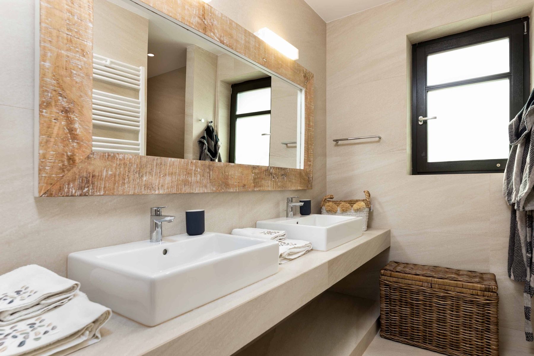 Ensuite shower room with double basins