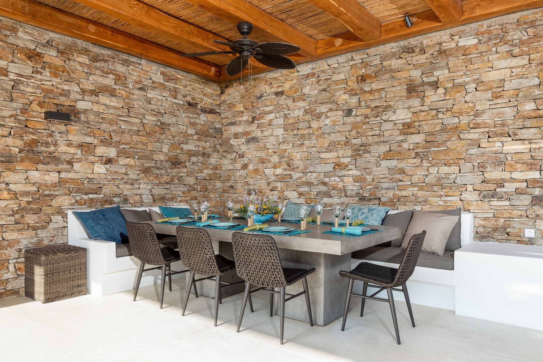 Alfresco dining with seating for 10 guests