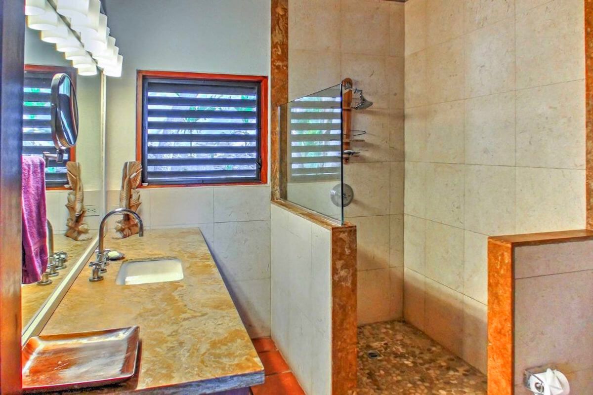 En suite bathroom with a shower