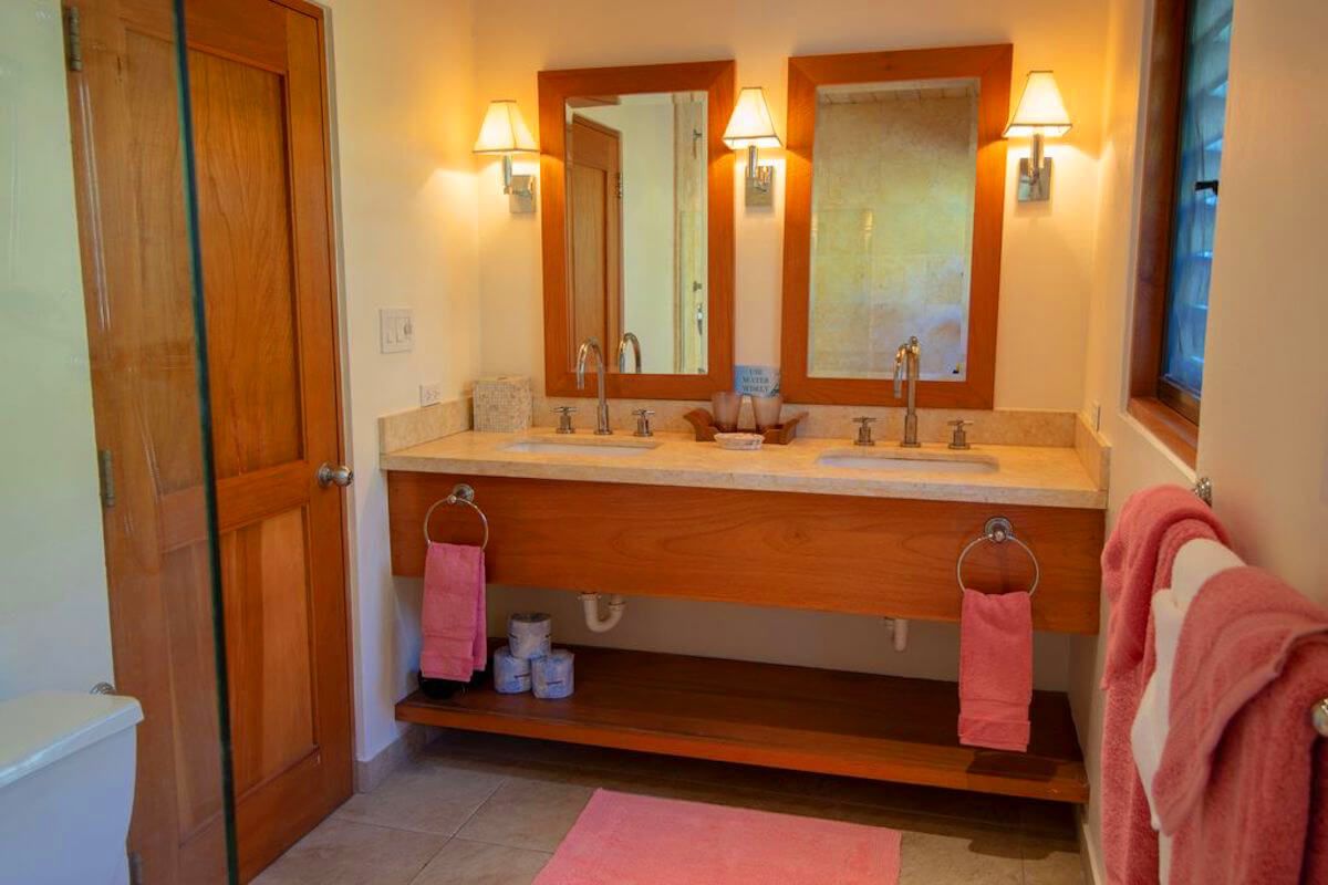 Double vanity en suite bathroom