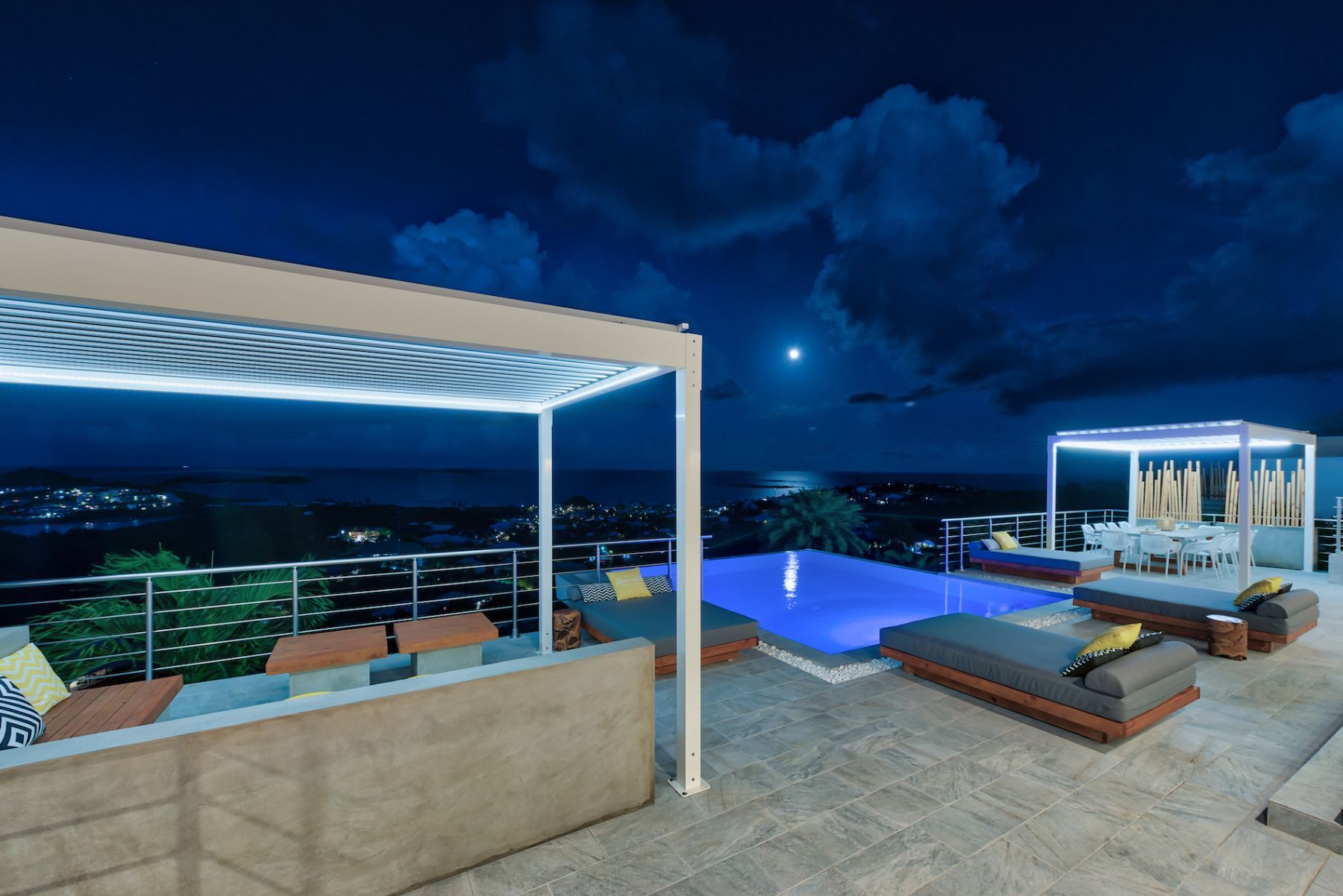 Turquoze villa photo.