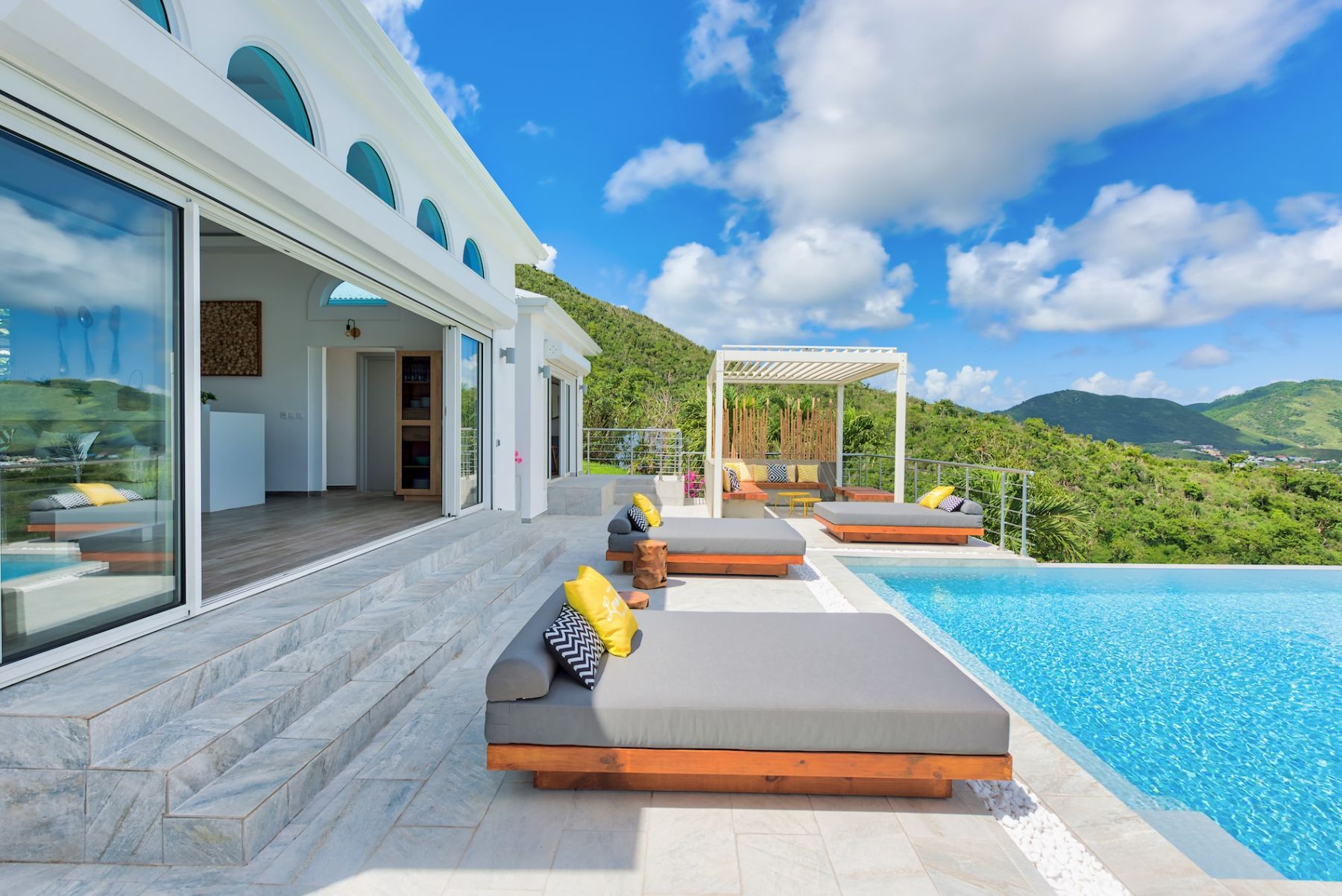 Turquoze villa photo.