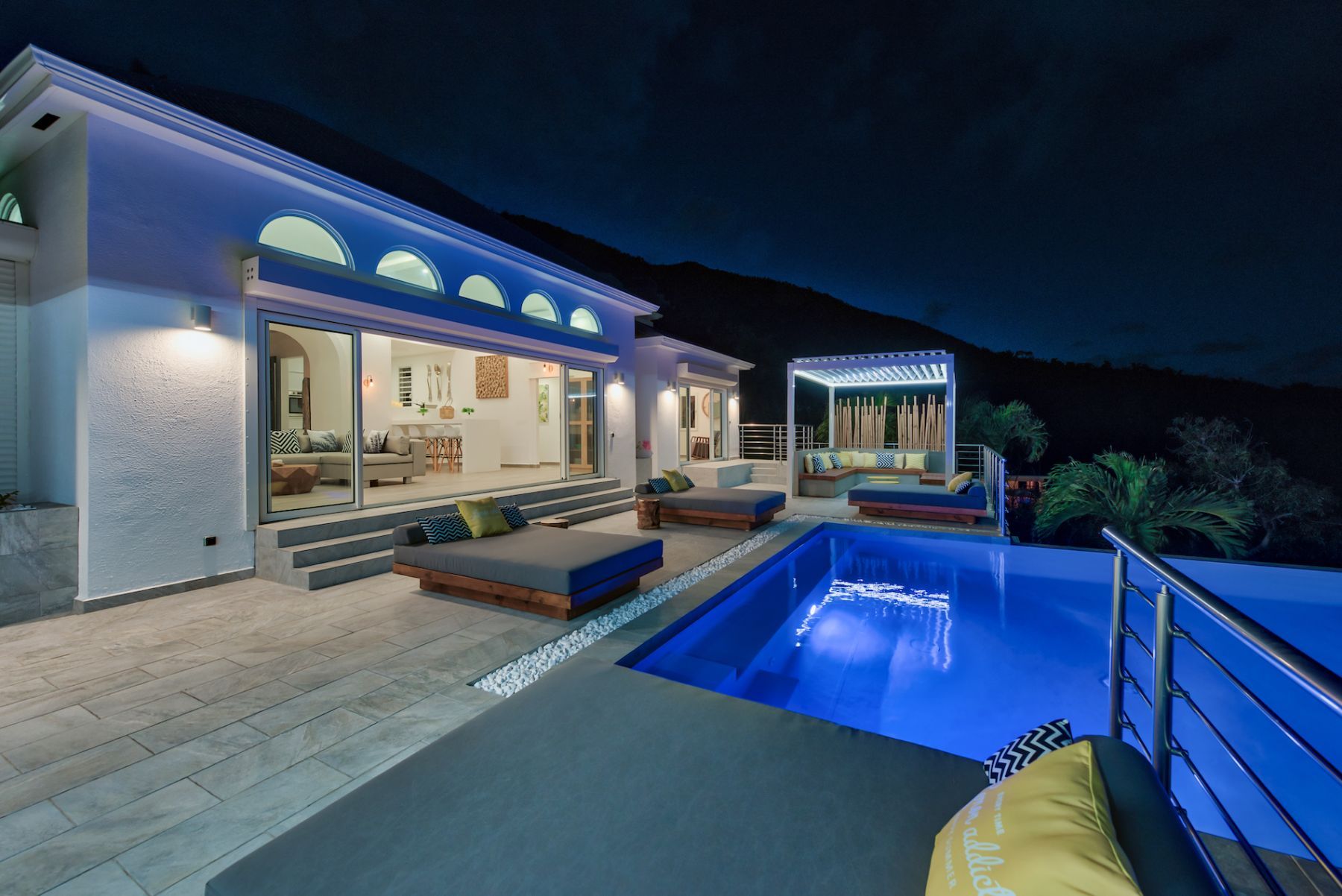 Turquoze villa photo.