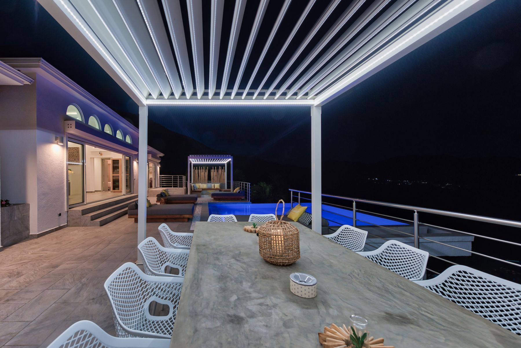 Turquoze villa photo.