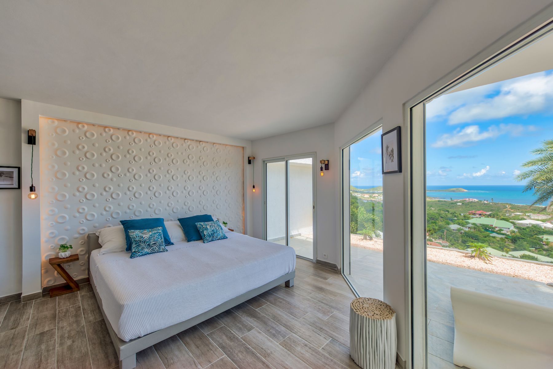 Turquoze villa photo.