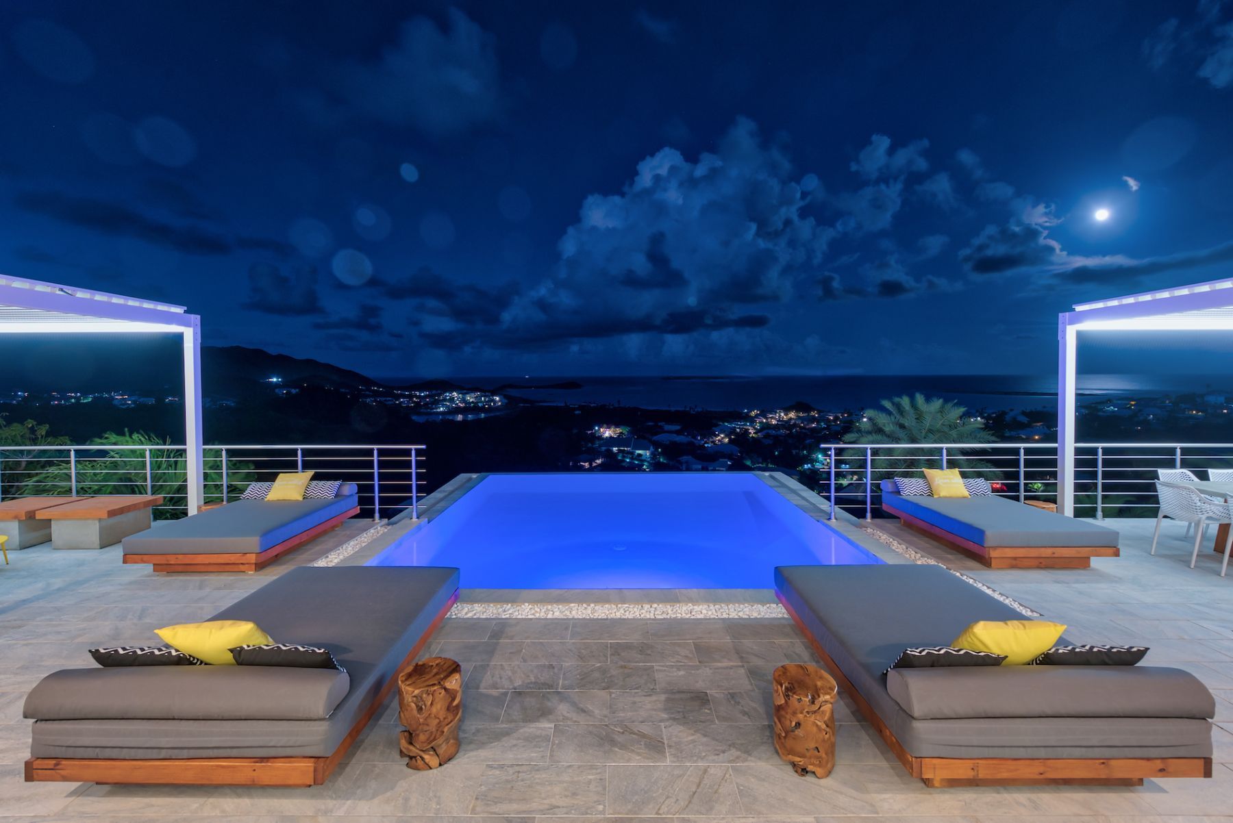 Turquoze villa photo.