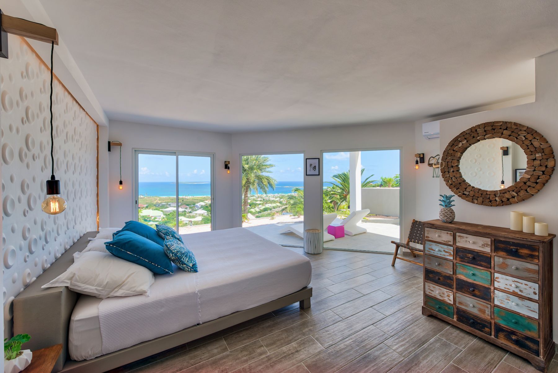 Turquoze villa photo.