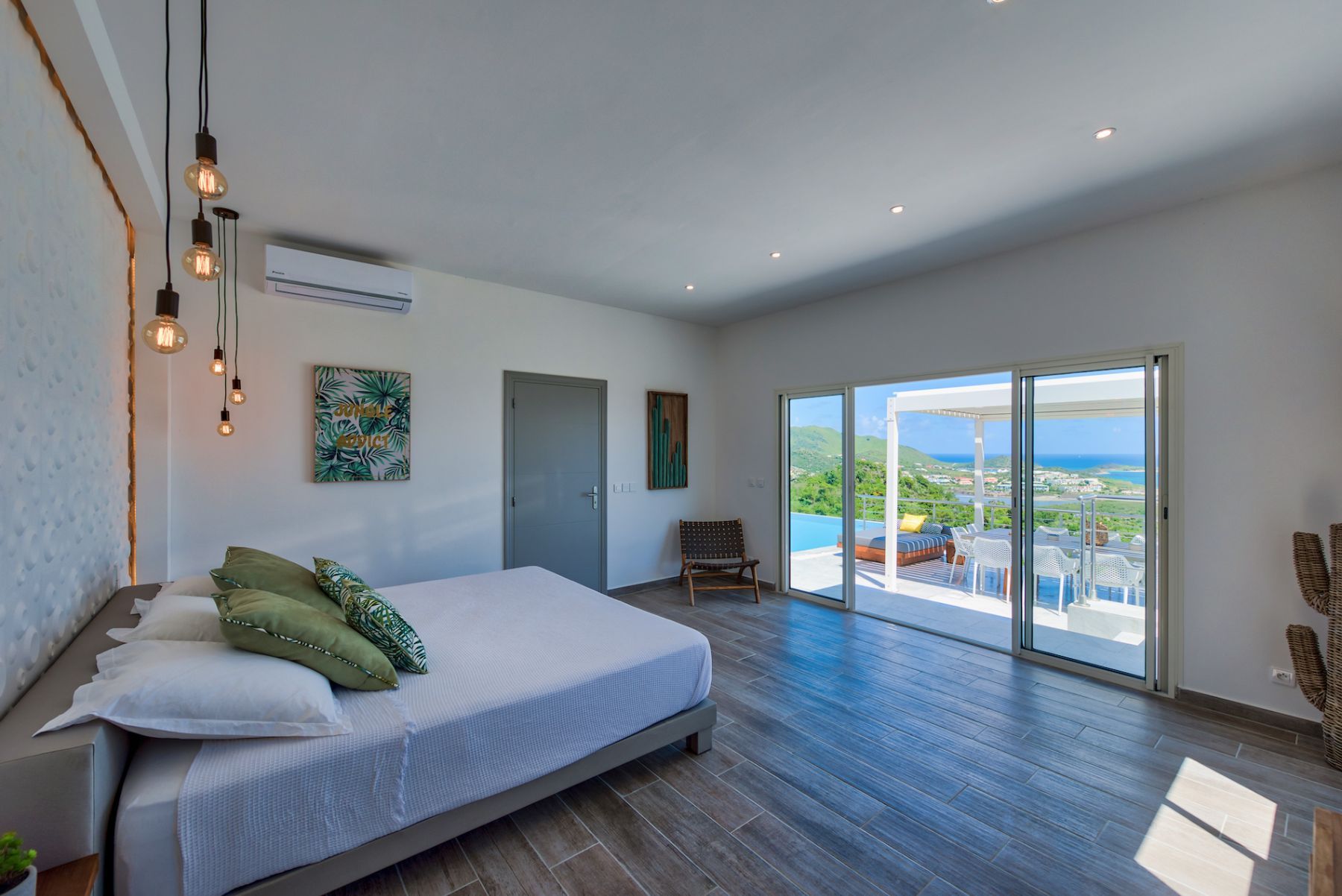 Turquoze villa photo.