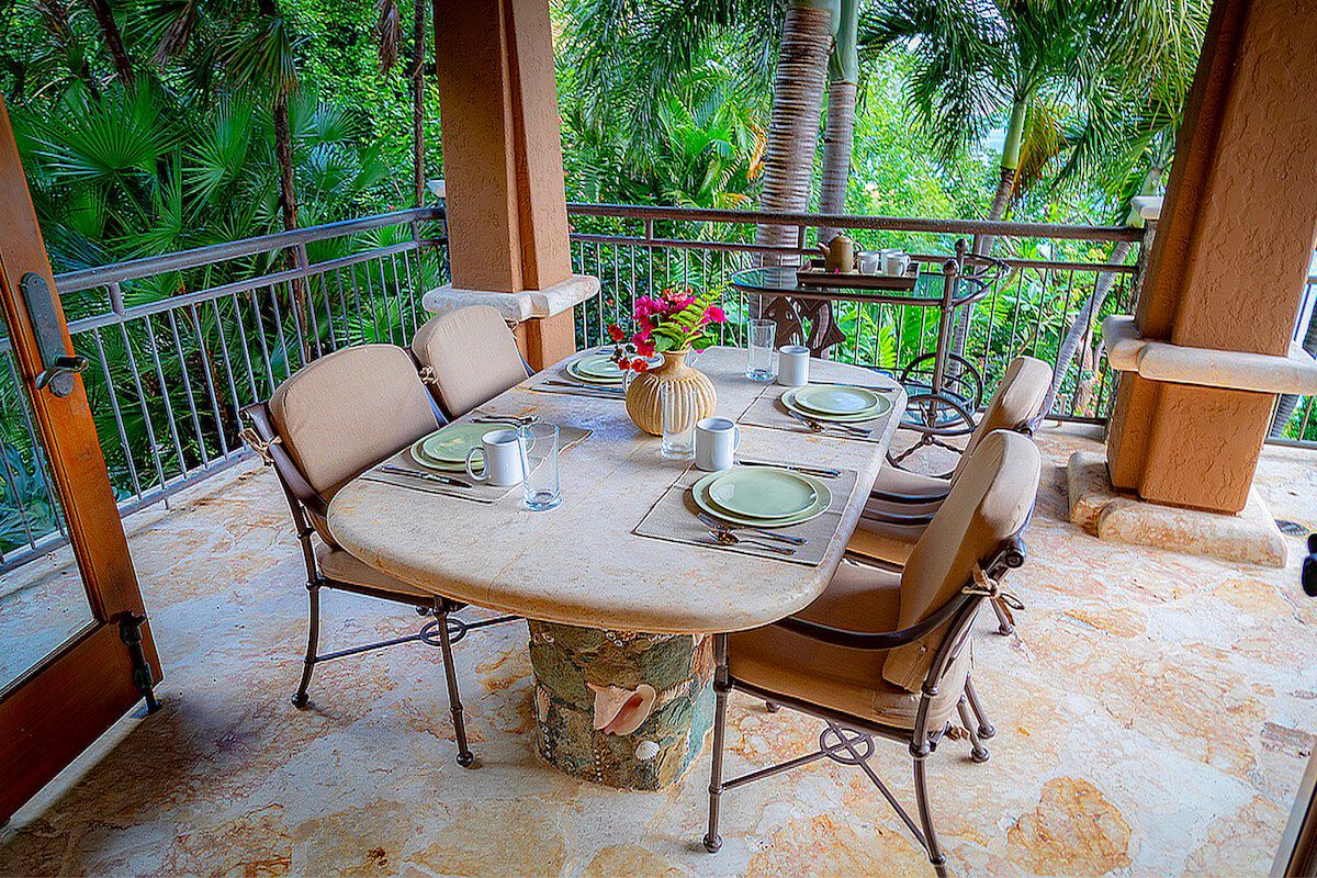 Balcony dining