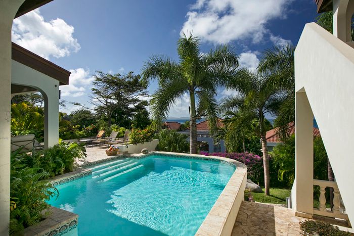 Bellamare is located o a hilltop overlooking Mahoe Bay