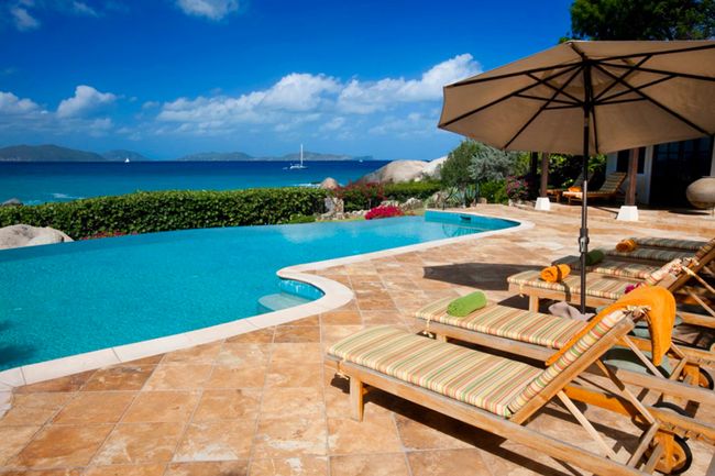 Sol y Sombra Villa is located on a hillside just above Little Trunk Bay