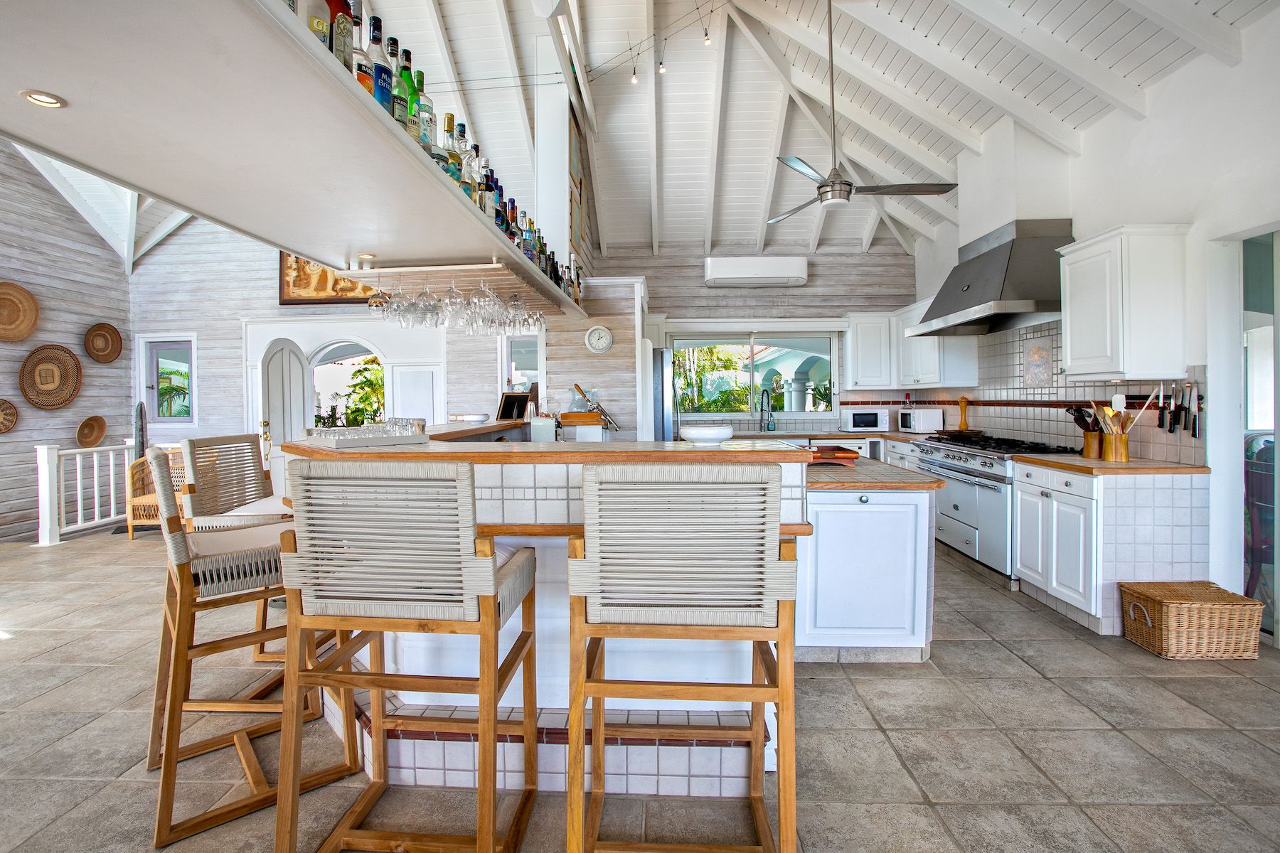 Fully equipped kitchen with breakfast bar seating