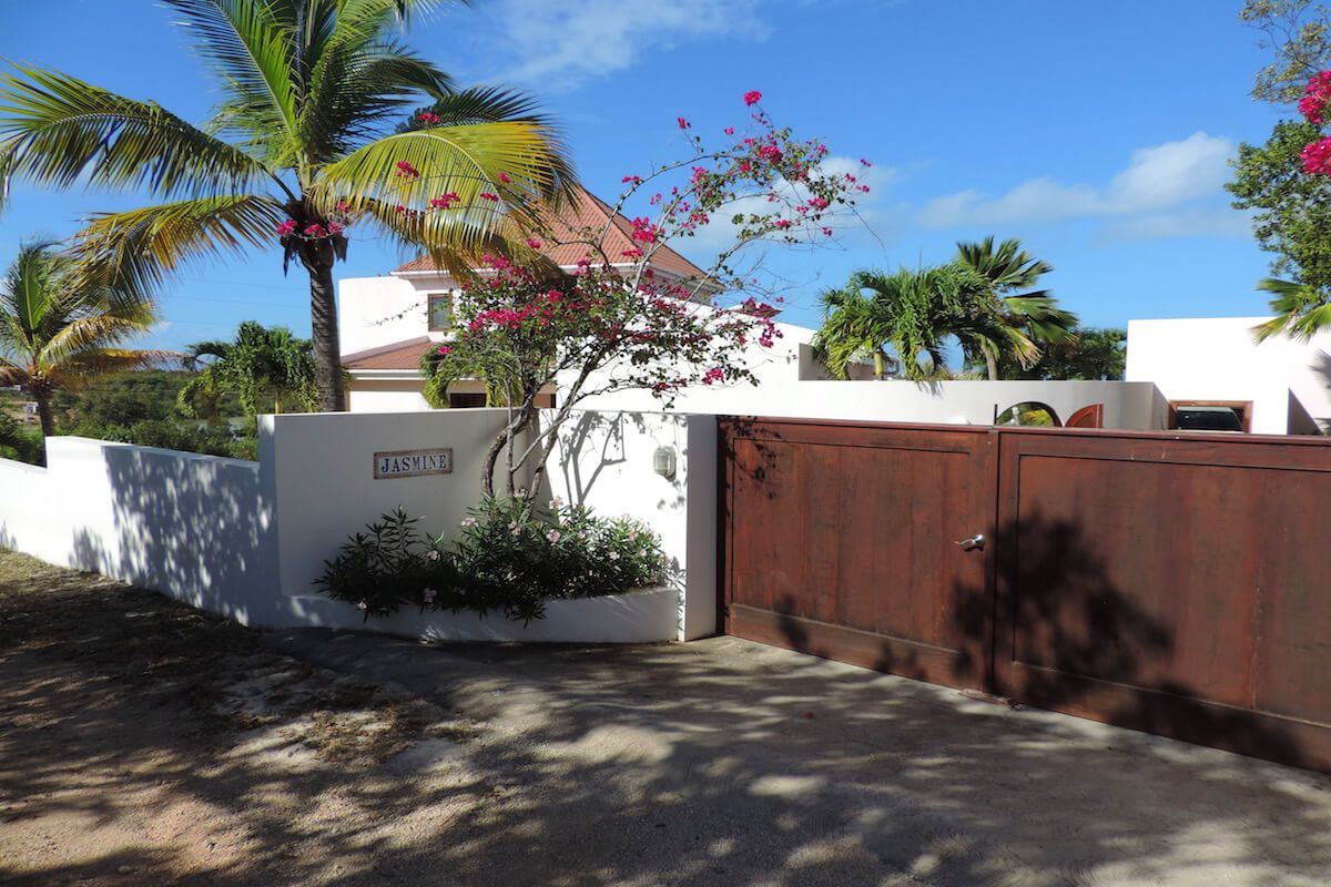 Villa's driveway entrance