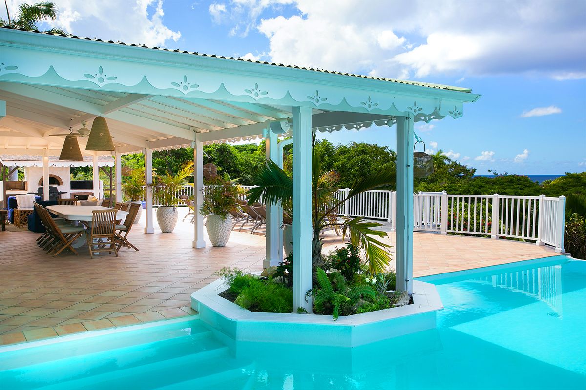 Pool area dining