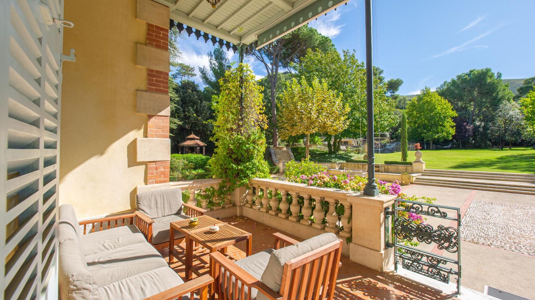 Chateau des Arts villa photo.