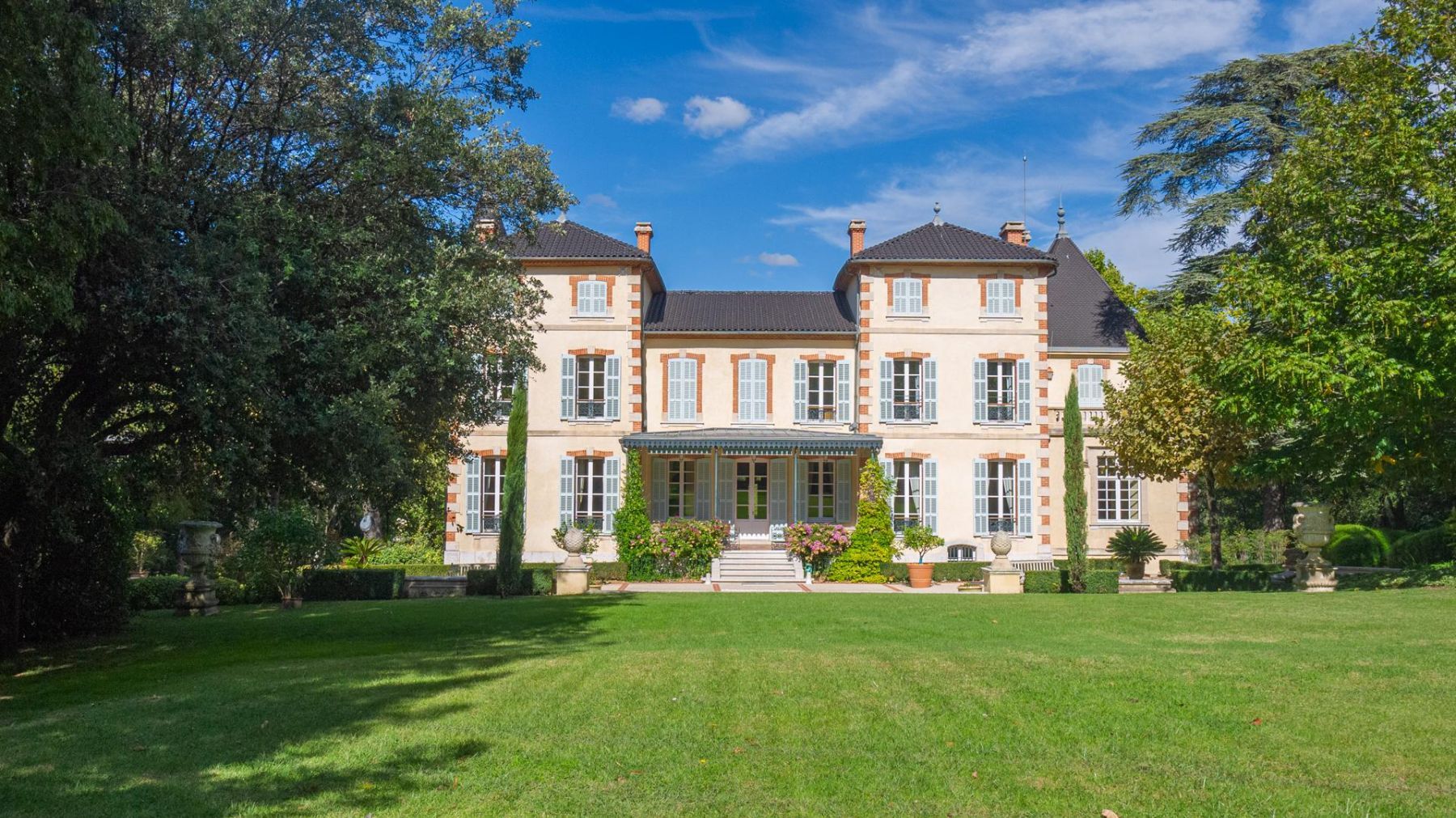 Chateau des Arts villa photo.