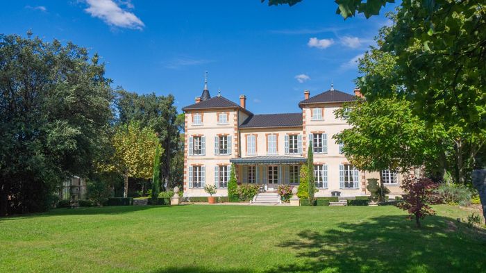 Chateau des Arts villa photo.