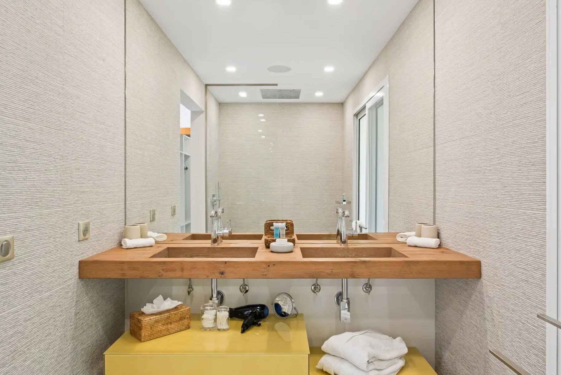 Dual Vanity/ Ensuite