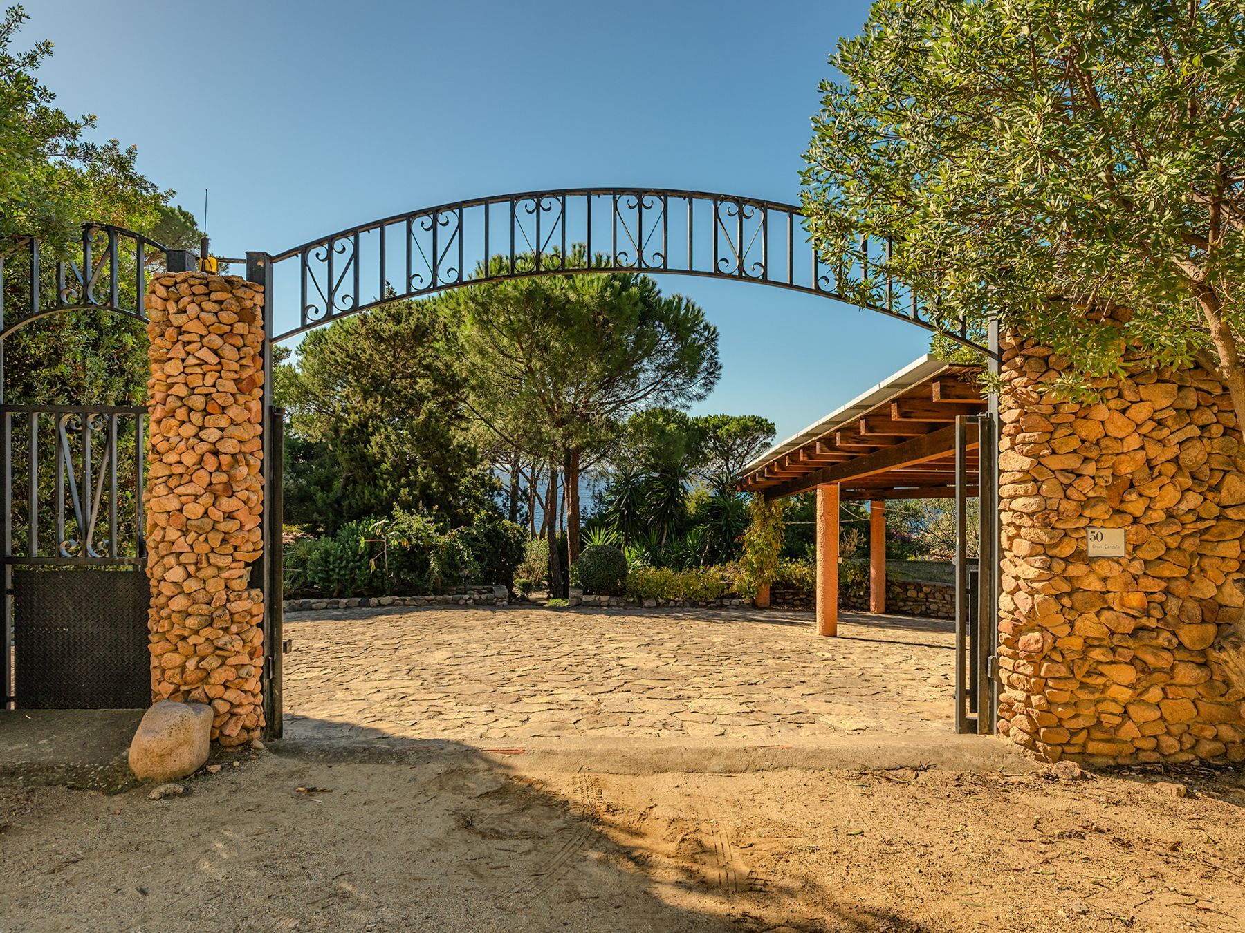 Pantine villa photo.