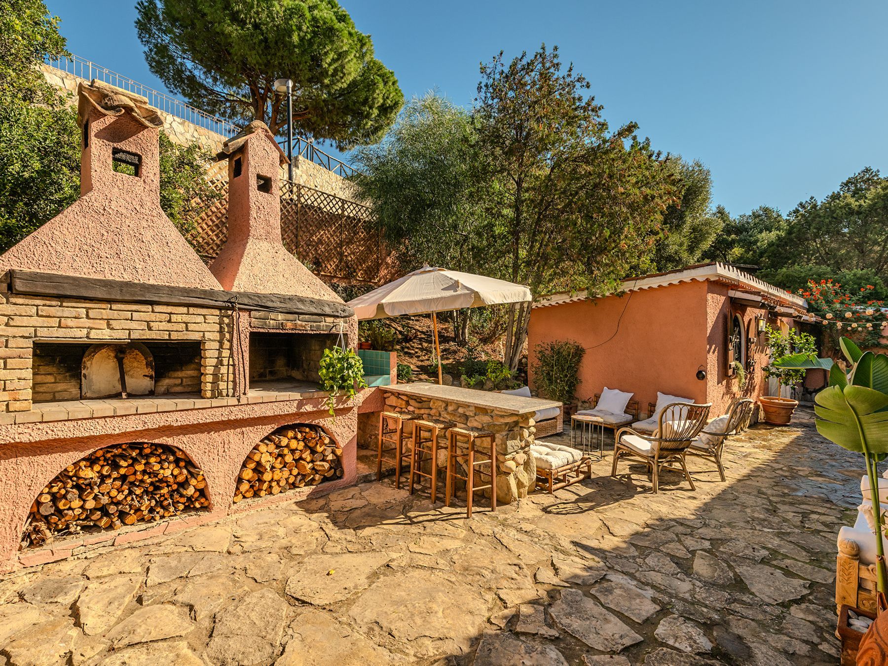 Pantine villa photo.