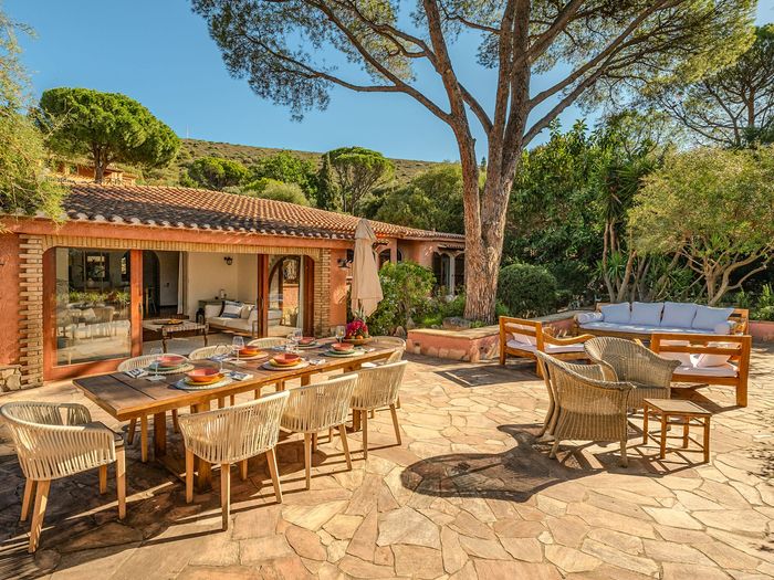 Pantine villa photo.