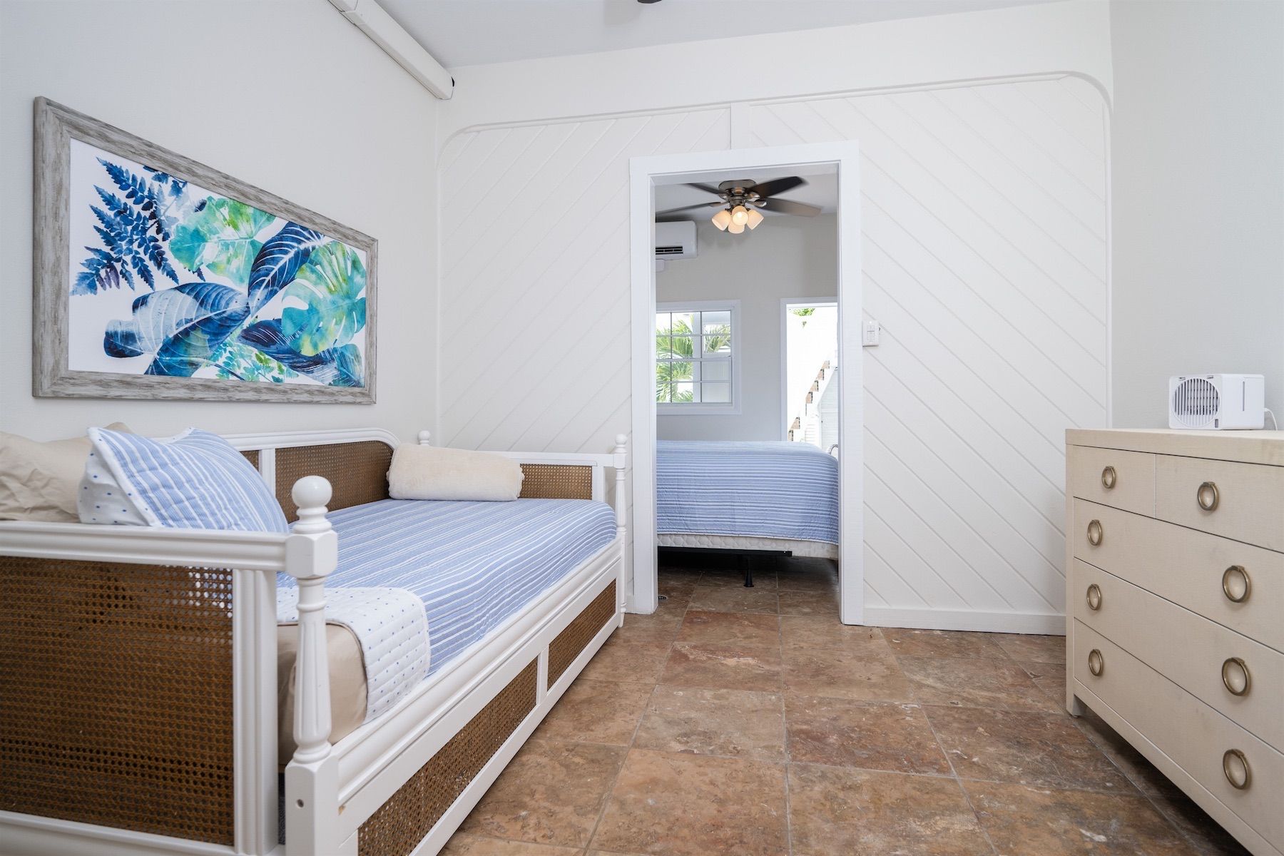 Poolside Bedroom 2 - Adjoining room