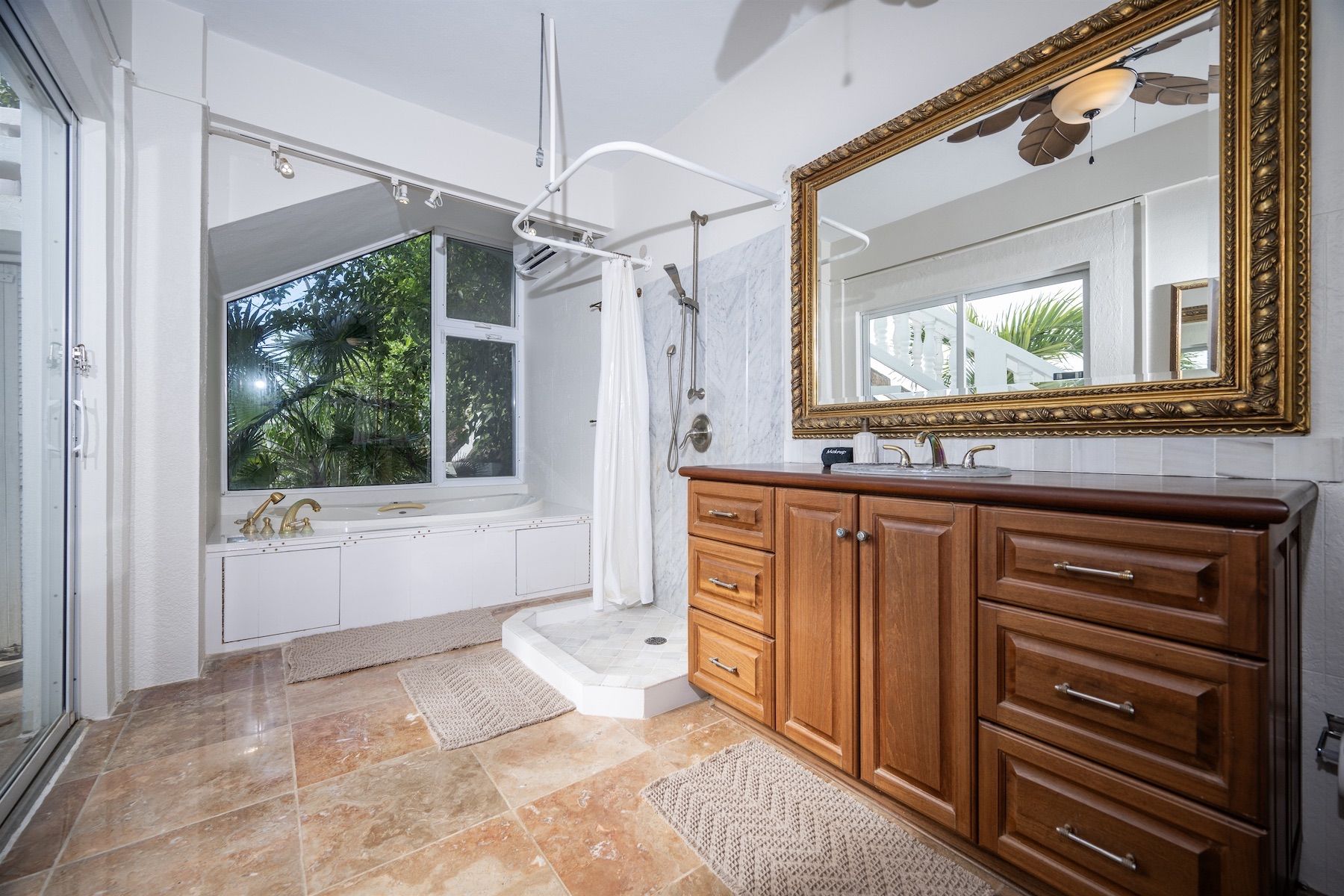 Shared bathroom for poolside bedrooms