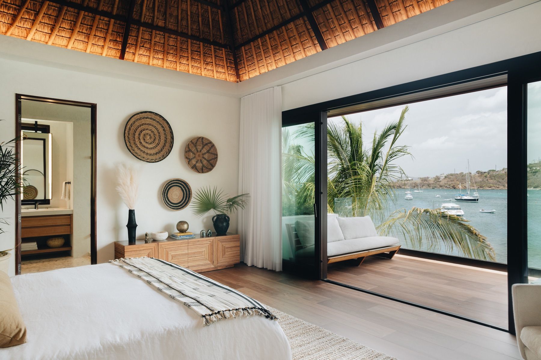 Bedroom with balcony 