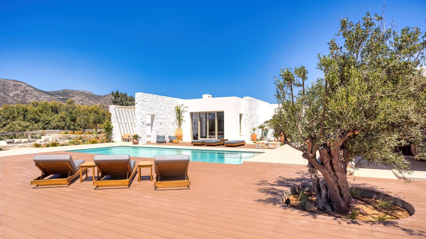 Blonde villa photo.