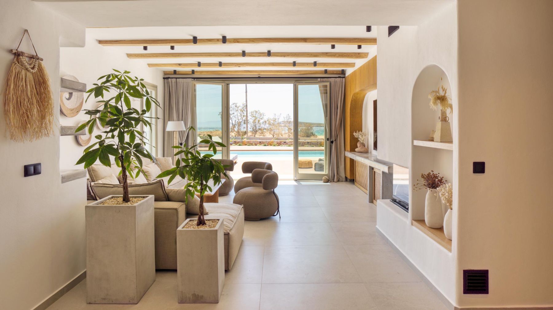 Blonde villa photo.