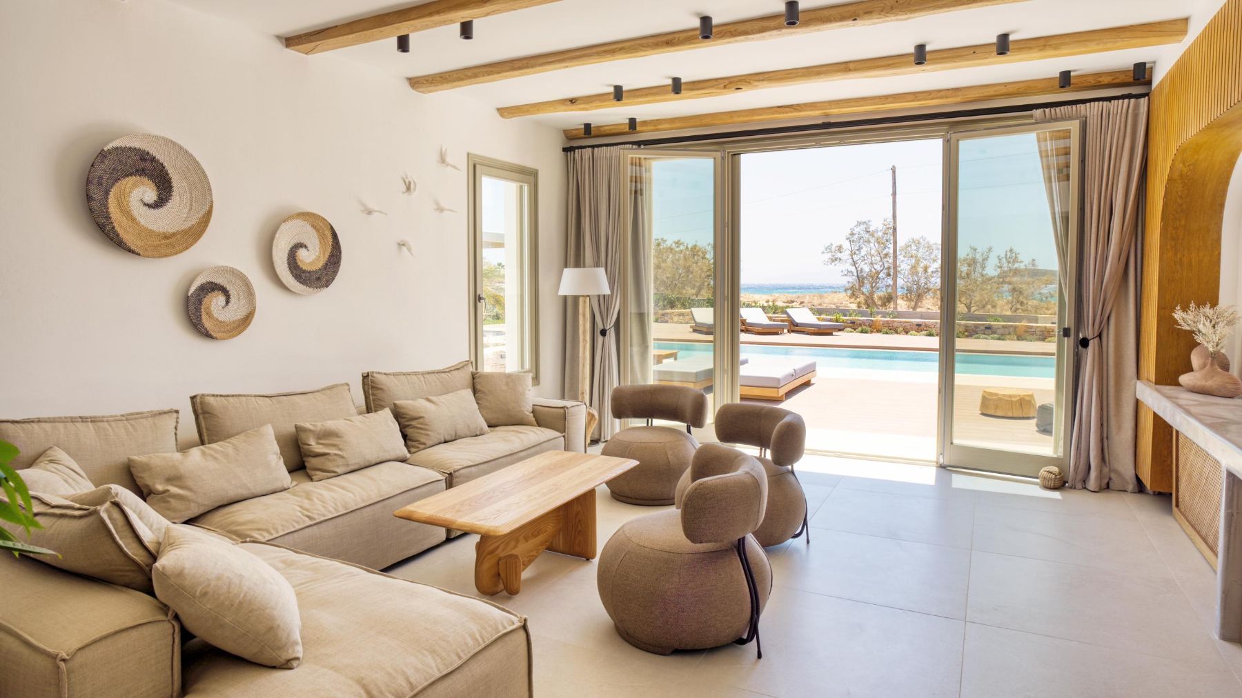 Blonde villa photo.