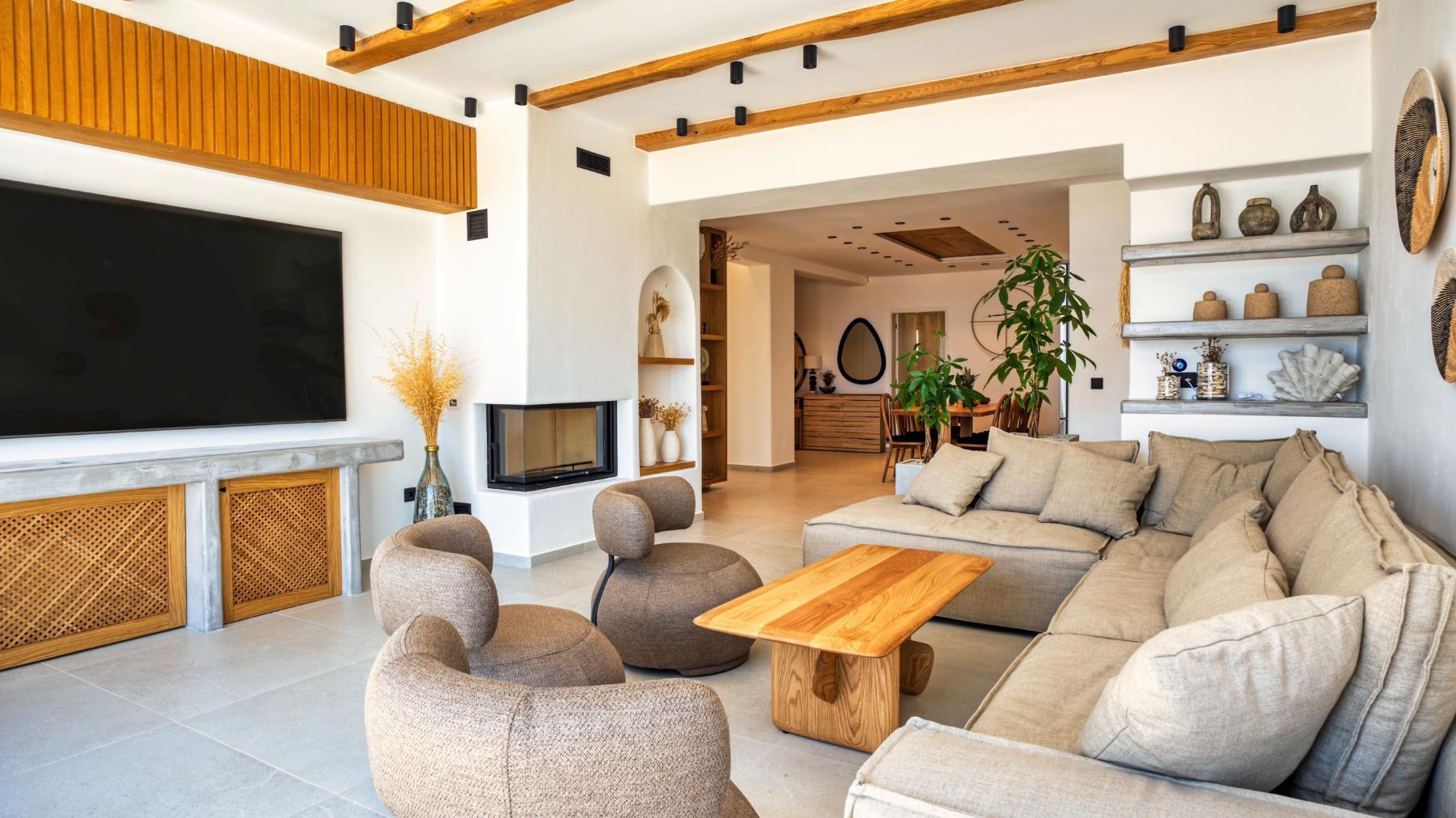 Blonde villa photo.