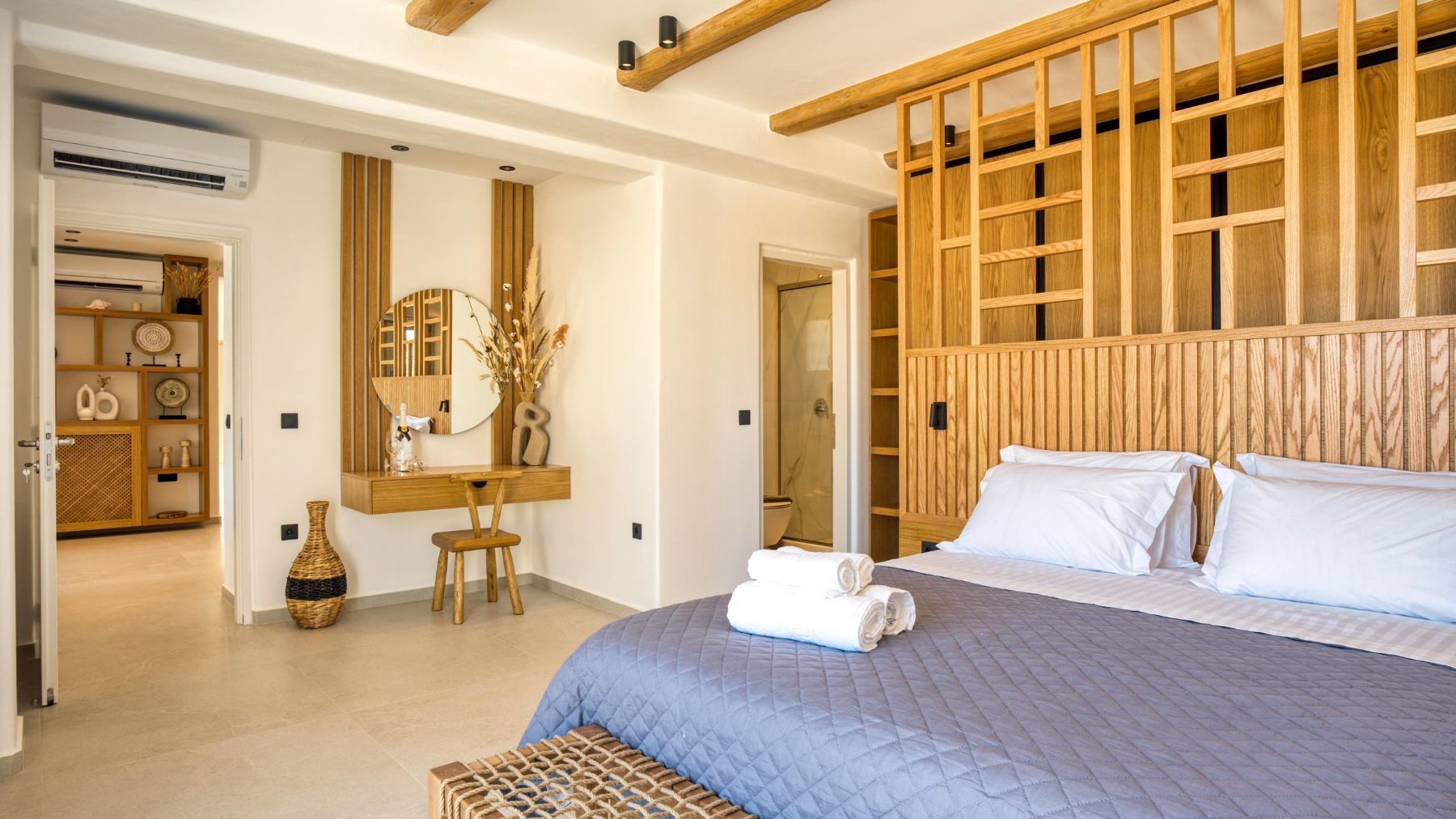 Blonde villa photo.