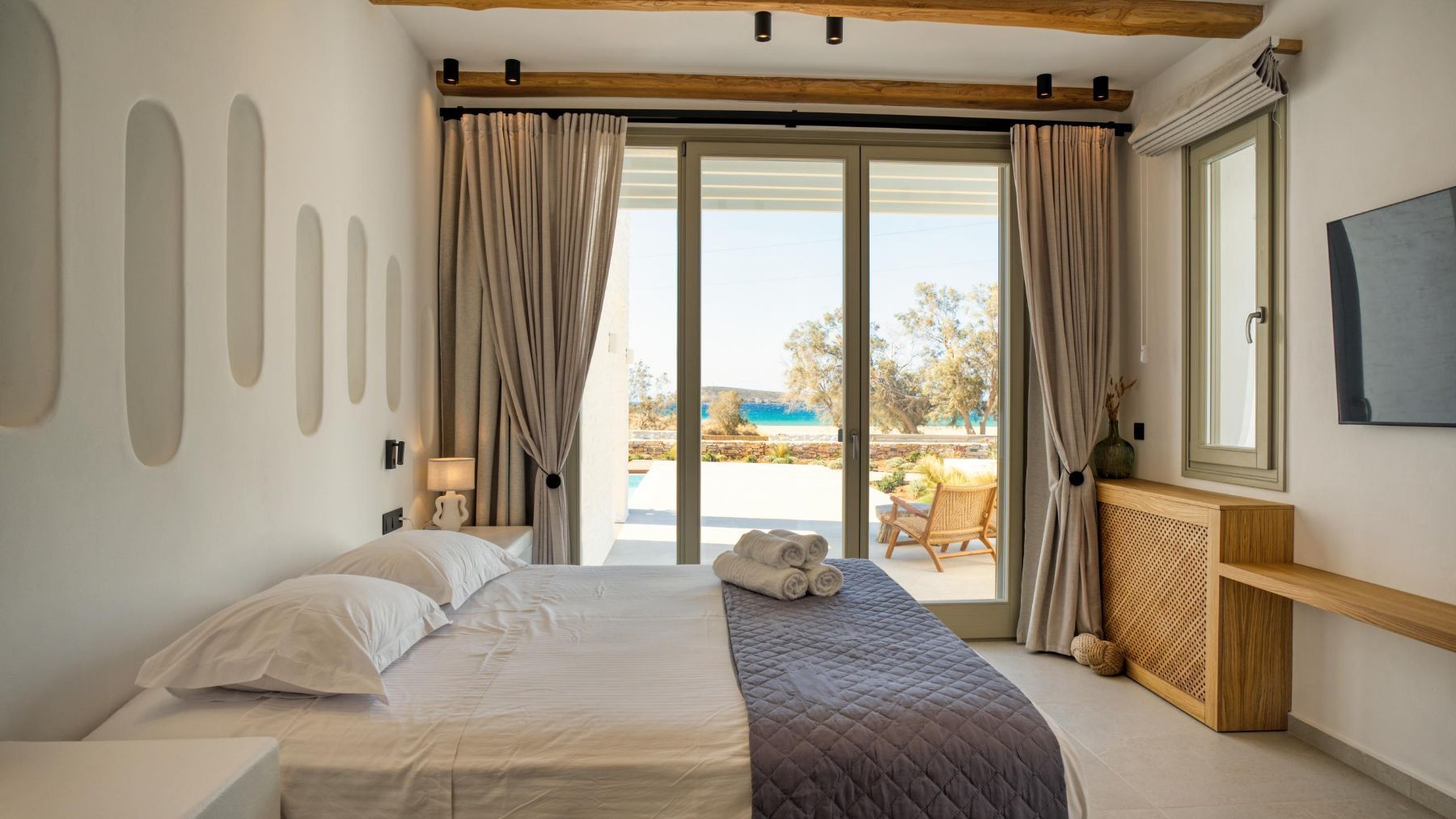 Blonde villa photo.